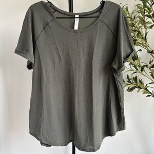 • [Lululemon] Back Slit Tee •